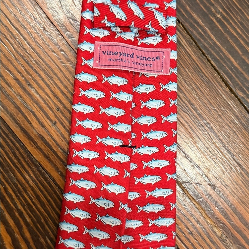Vineyard Vines Fish Marine Life Men’s 100% Importer Silk Neck Tie Hand Made USA - Picture 2 of 5